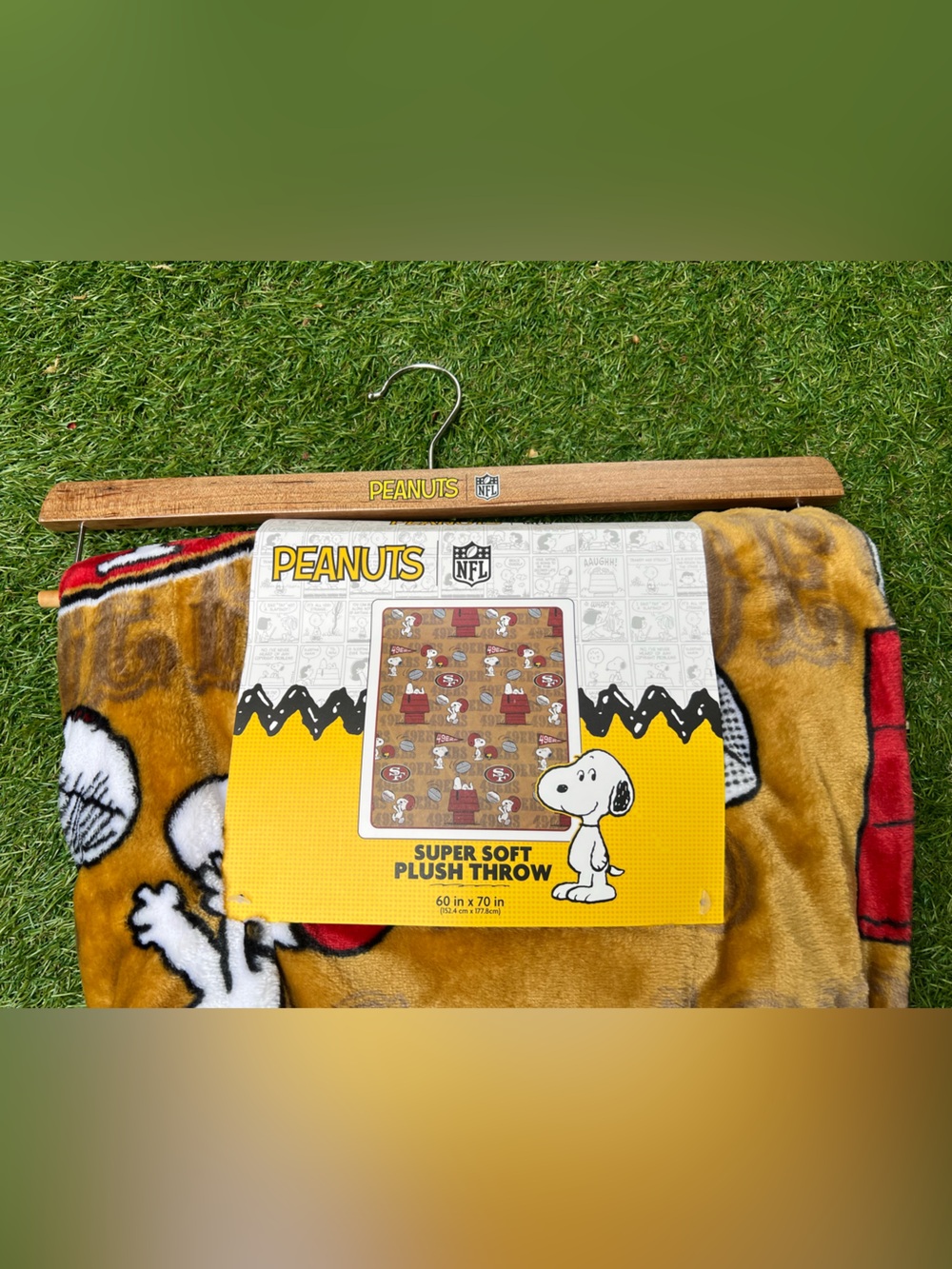 Peanuts x NFL Snoopy Plush Throw Blanket 60x70 - Picture 4 of 4